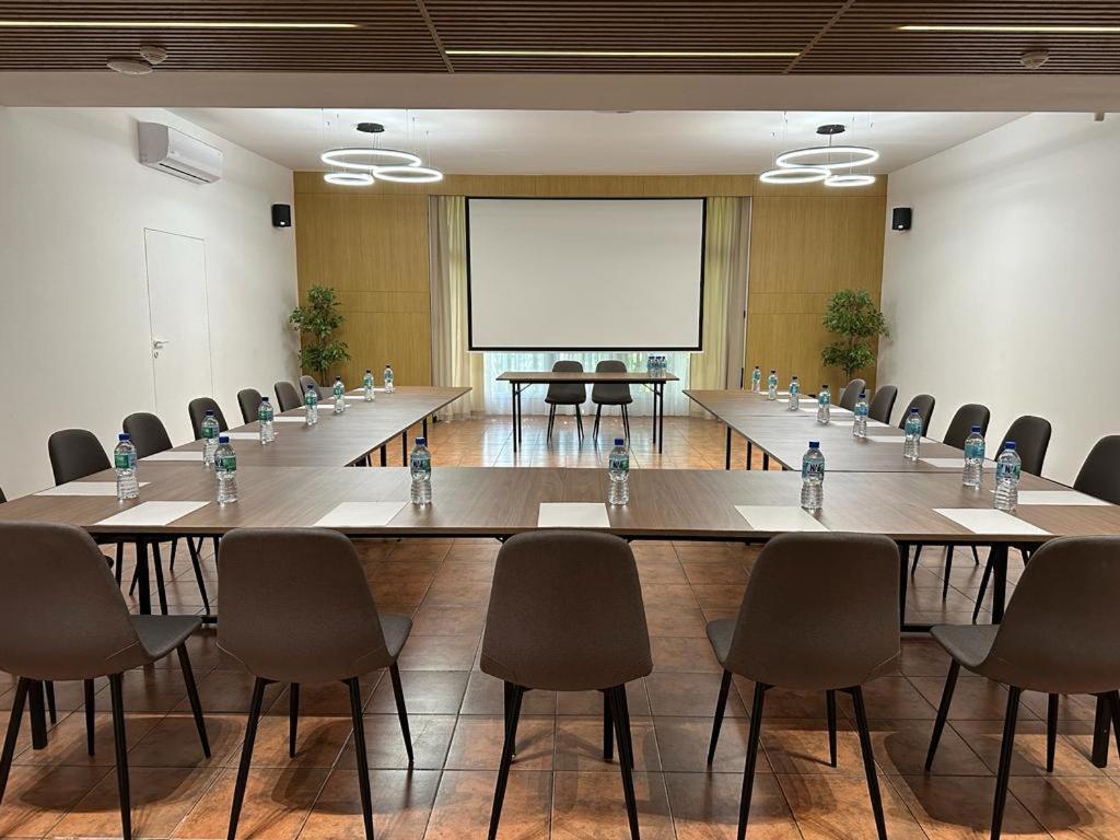 Centrum Konferencyjno-Apartamentowe Mrowka Варшава Екстериор снимка