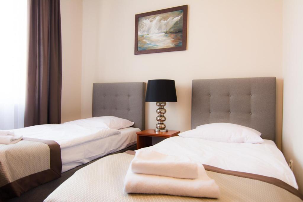 Centrum Konferencyjno-Apartamentowe Mrowka Варшава Екстериор снимка