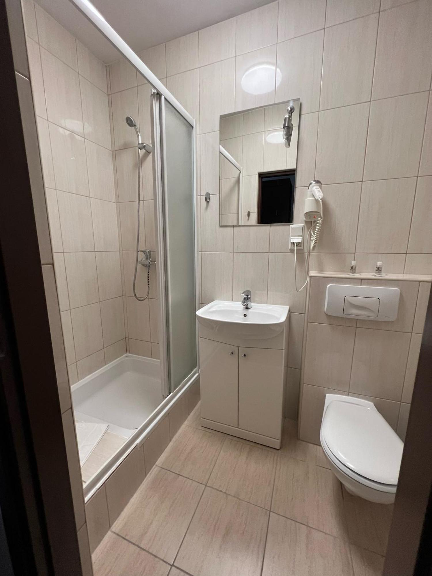 Centrum Konferencyjno-Apartamentowe Mrowka Варшава Екстериор снимка