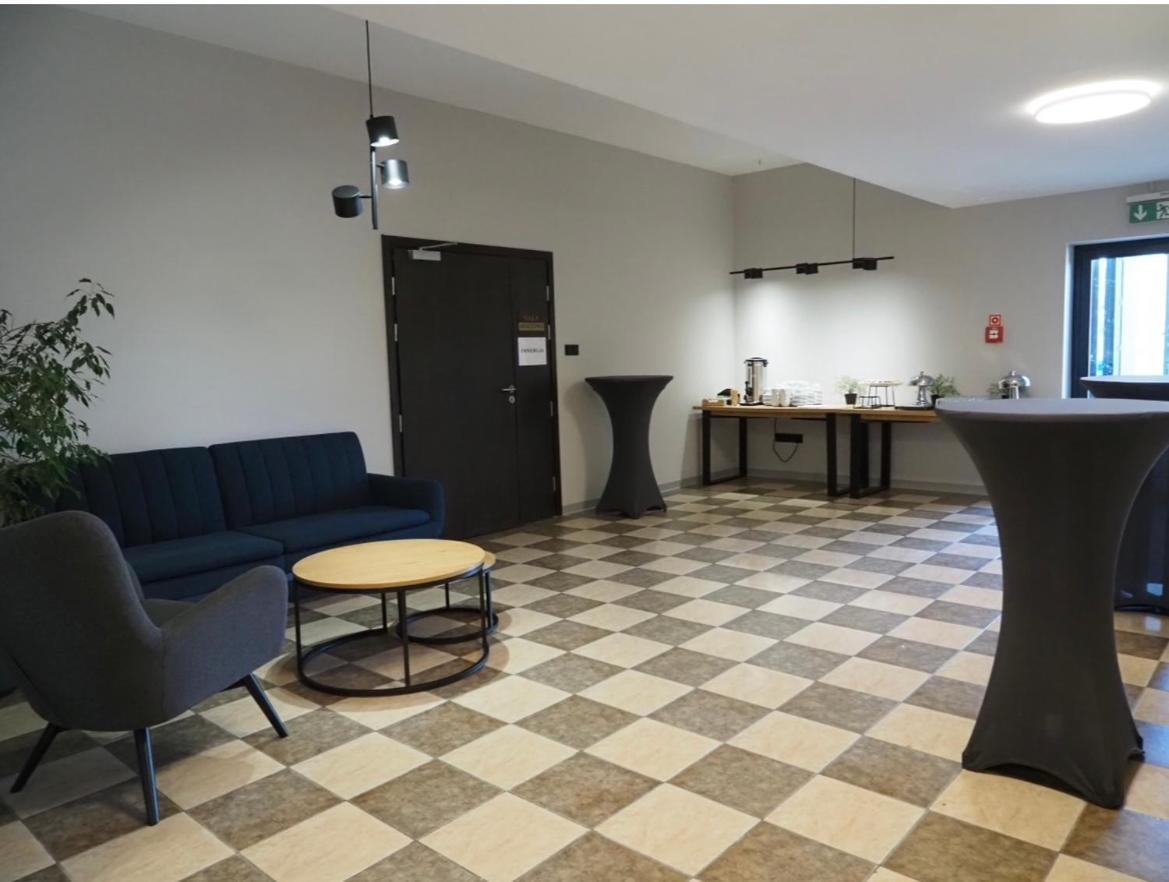 Centrum Konferencyjno-Apartamentowe Mrowka Варшава Екстериор снимка