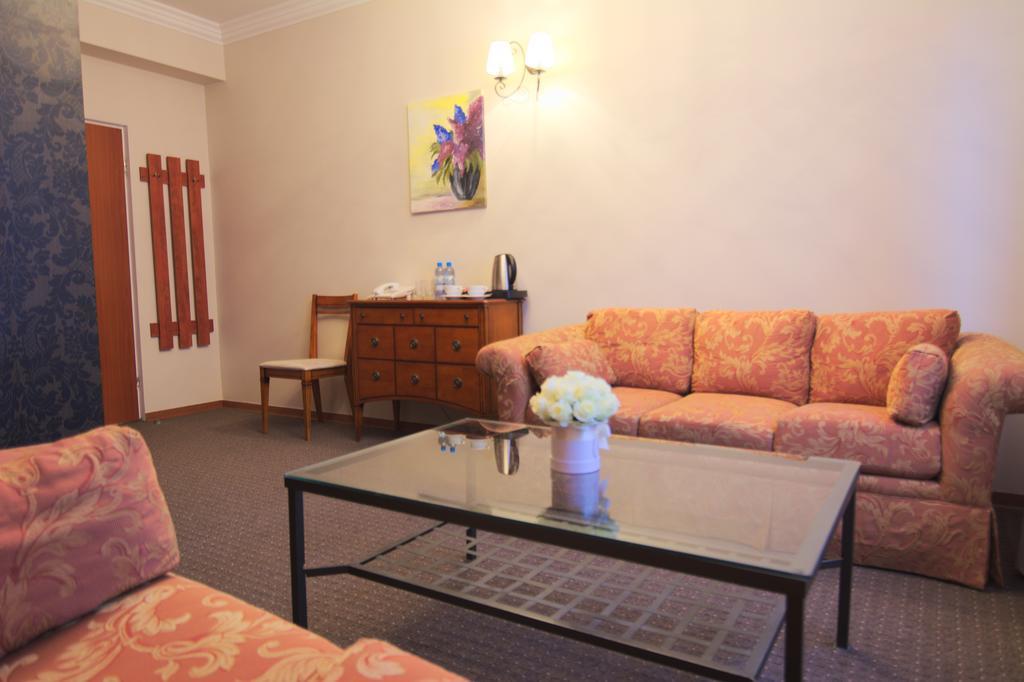 Centrum Konferencyjno-Apartamentowe Mrowka Варшава Екстериор снимка