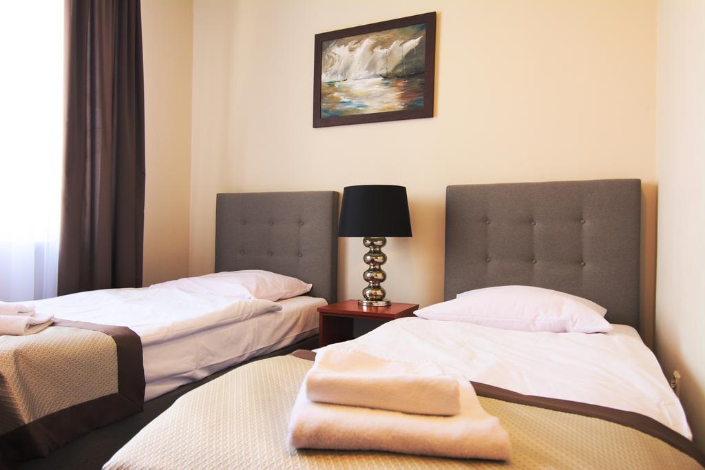 Centrum Konferencyjno-Apartamentowe Mrowka Варшава Екстериор снимка