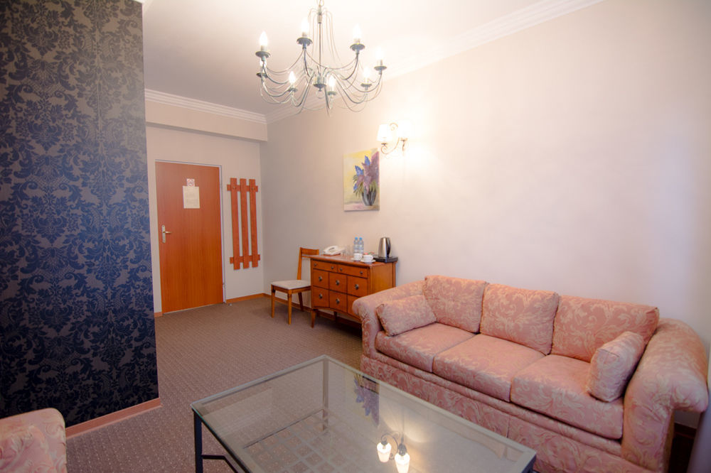 Centrum Konferencyjno-Apartamentowe Mrowka Варшава Екстериор снимка