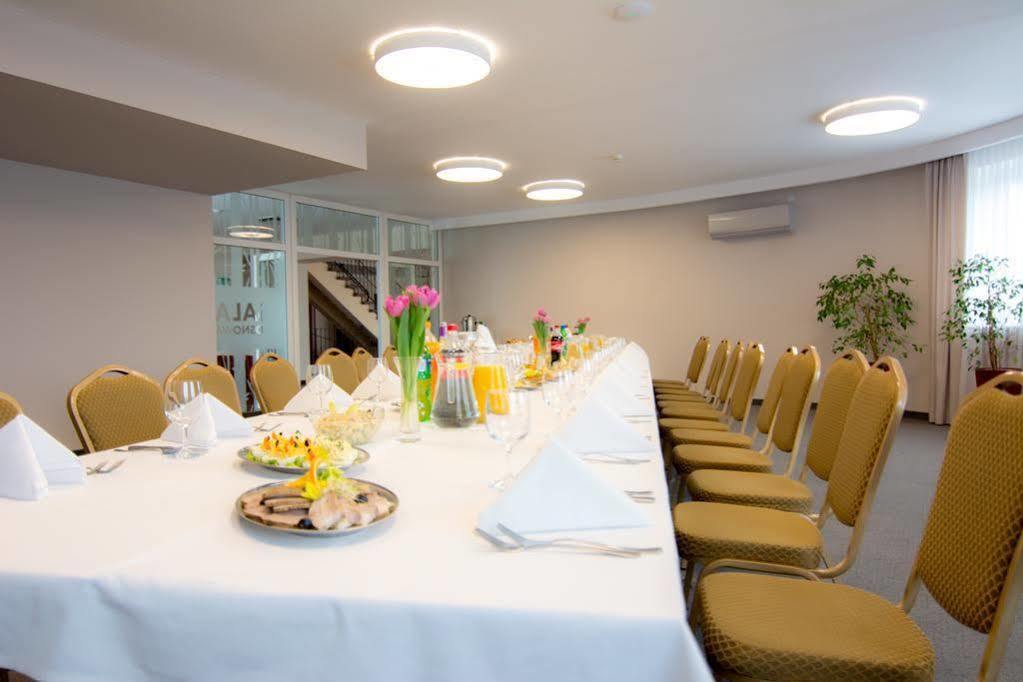 Centrum Konferencyjno-Apartamentowe Mrowka Варшава Екстериор снимка