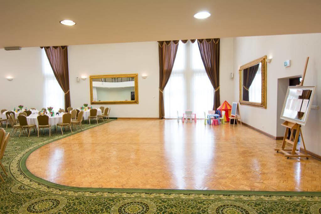 Centrum Konferencyjno-Apartamentowe Mrowka Варшава Екстериор снимка