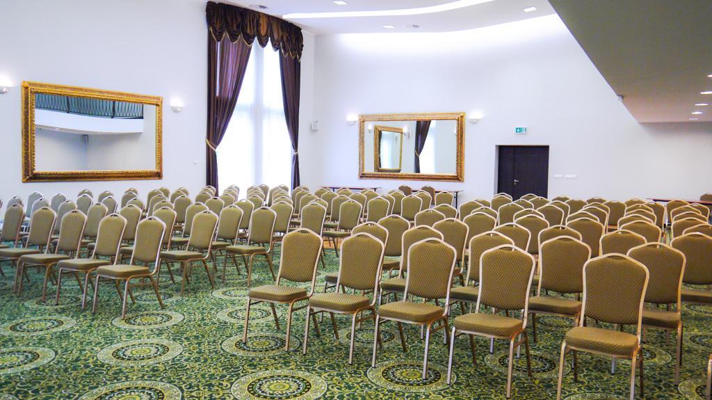 Centrum Konferencyjno-Apartamentowe Mrowka Варшава Екстериор снимка